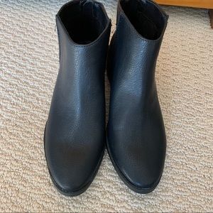 NWT black universal threads size 9 booties